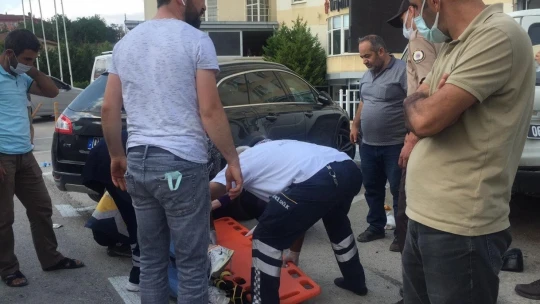 Yolun karşısına geçmek isteyen kadınlara araç çarptı: 3 yaralı