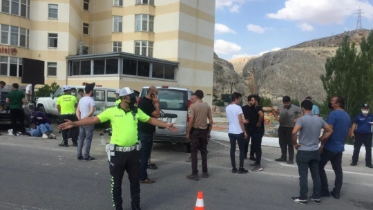 Yolun karşısına geçmek isteyen kadınlara araç çarptı: 3 yaralı