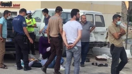 Yolun karşısına geçmek isteyen kadınlara araç çarptı: 3 yaralı