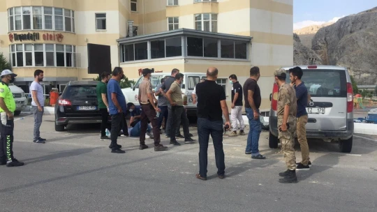 Yolun karşısına geçmek isteyen kadınlara araç çarptı: 3 yaralı