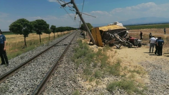 Yük treni traktöre çarptı: 1 ölü, 2 yaralı