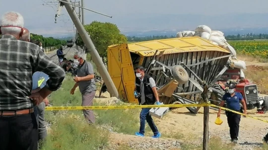 Yük treni traktöre çarptı: 1 ölü, 2 yaralı