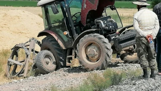 Yük treni traktöre çarptı: 1 ölü, 2 yaralı