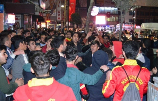 Taraftar sokağa döküldü: Bekle bizi Süper Lig