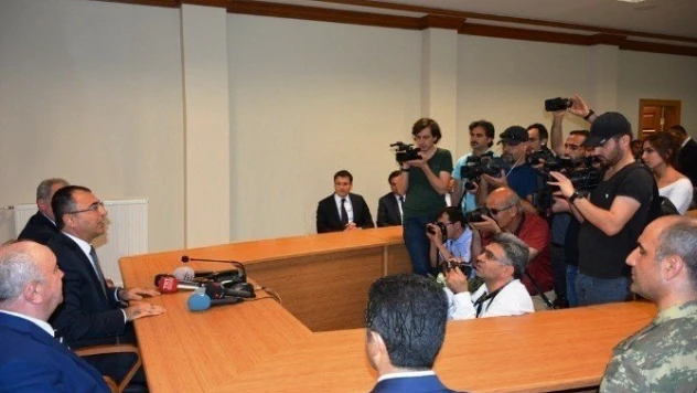 Vali Toprak: Gazeteciler kamu vicdanının sesidir