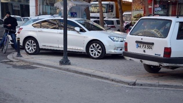 Araçlar kaldırımı yayalar yolu kullanıyor