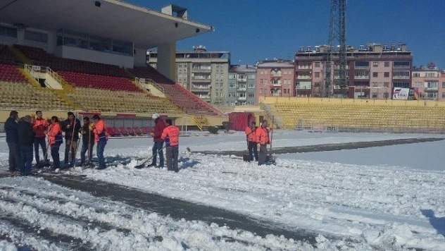 İnönü Stadı'nda kar temizliği