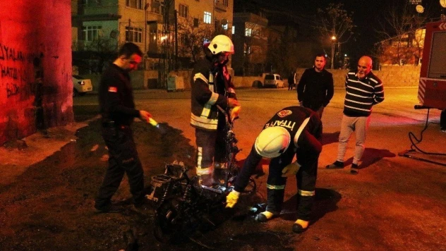 Önce yaktı sonra kameraya çekti!