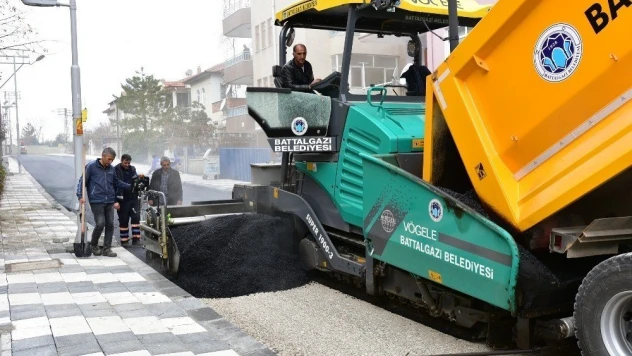 Çöşnük Mahallesinde sıcak asfalt çalışması