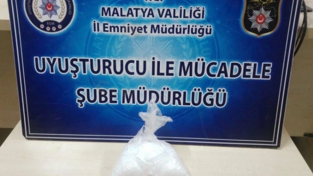 493 gram uyuşturucu madde ele geçirdi