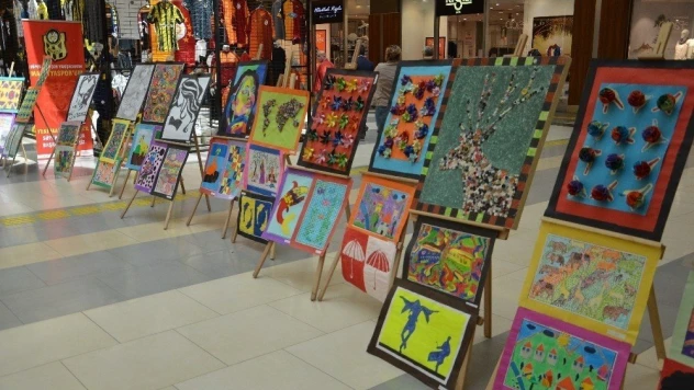 Öğrencilerin el sanatları sergisine yoğun ilgi