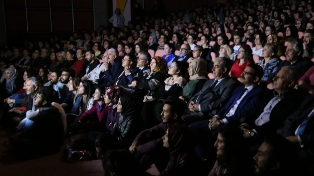 'Lafını Esirgemeyenler' tiyatro oyununa büyük ilgi
