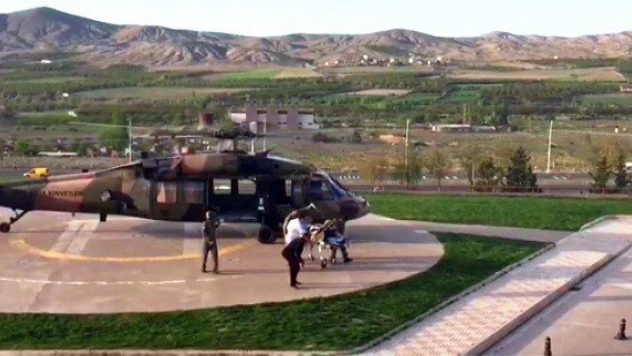 Yılanın ısırdığı genç kız askeri helikopterle hastaneye kaldırıldı