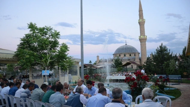 Başkan Eser belediye çalışanları ile iftarda bir araya geldi