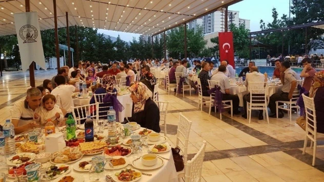 Havalimanı çalışanları iftarda bir araya geldi