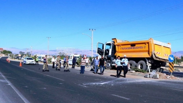 Hafriyat kamyonu otomobili biçti: 1 ölü
