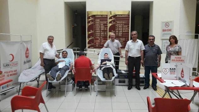 Sağlık çalışanlarından kan bağışı