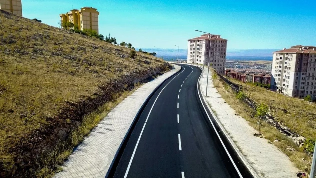 2 kilometrelik asfalt çalışmasında 6 bin ton malzemesi kullandı