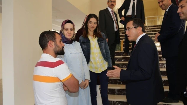 Rektör Kızılay, Ziraat Fakültesinde incelemelerde bulundu