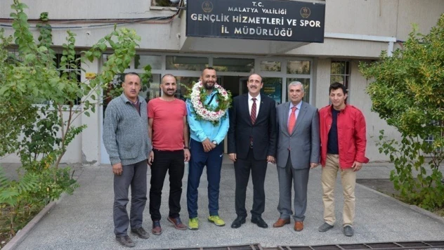 Ampute Milli Takımı'nın kalecisi Selim Karadağ'a memleketinde büyük ilgi