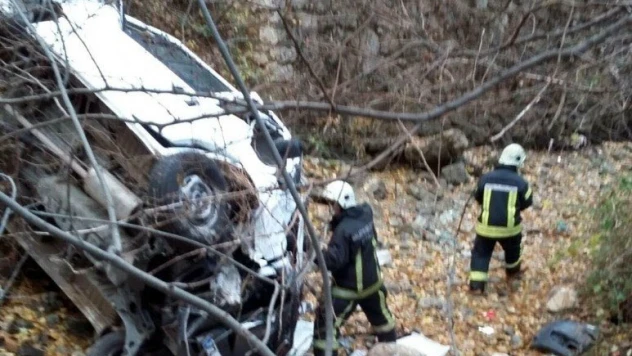 Otomobil şarampole uçtu: 2 yaralı