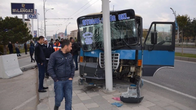 Minibüs direğe çarptı: 4 yaralı