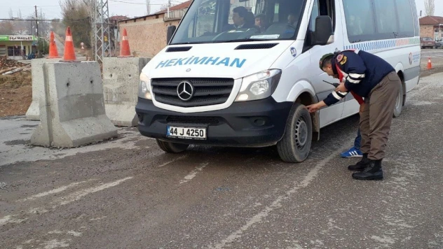Jandarmadan kış lastiği uygulaması
