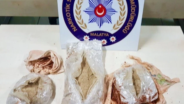 İran uyruklu kadının üzerinden 1 kilo uyuşturucu çıktı