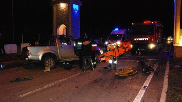 Otomobil refüje çarptı: 1 ölü, 2 yaralı