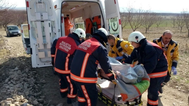 Ayağı çapa makinesine sıkışan vatandaşı itfaiye kurtardı