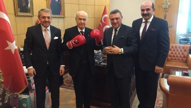 Devlet Bahçeli boks eldiveni giydi