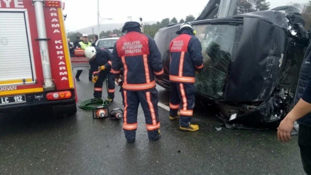 Kayganlaşan yolda otomobil bariyerlere çarptı