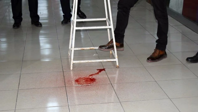 Tavandan damlayan kırmızı renkli sıvı polisi alarma geçirdi