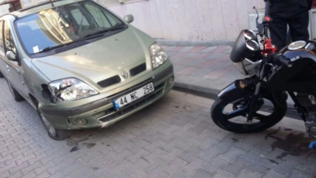 Park halindeki otomobile çarpan motosiklet sürücüsünün bacağı kırıldı