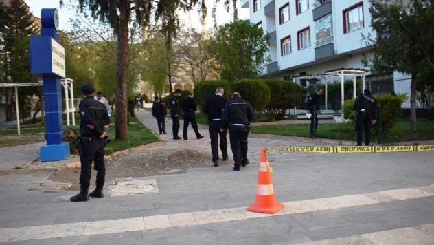 Öz kızına kurşun yağdırdı