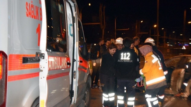 Malatya'da refüje çarpan otomobil takla attı: 4 yaralı