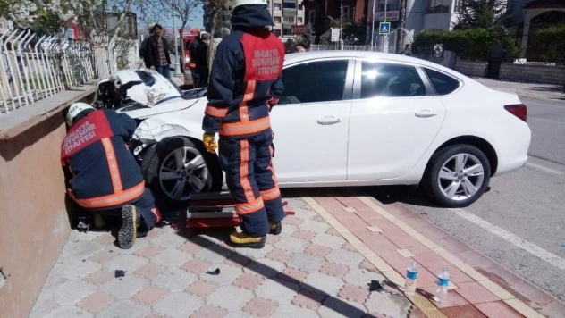 Direksiyon başında kalp krizi geçiren sürücü 3 araca çarptı