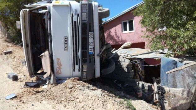 Tanker bahçe duvarına çarparak devrildi