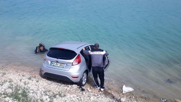 Gölete uçan araçtan sağ çıktılar