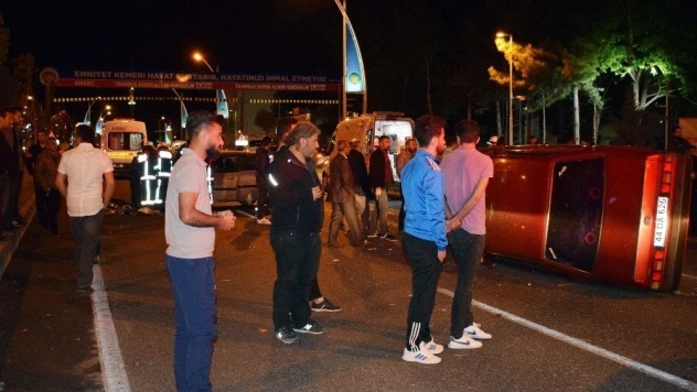 Karşı şeride geçti 3 otomobile çarptı: 1 ölü, 3 yaralı