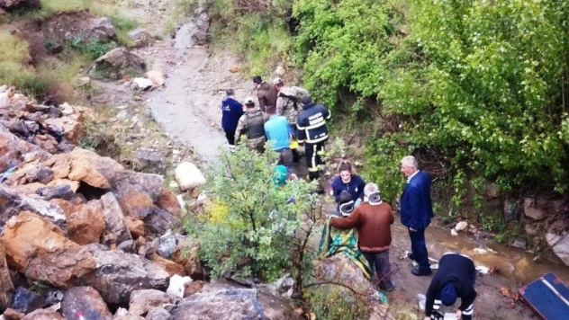 Otomobil dereye uçtu: 1 ölü 2 yaralı