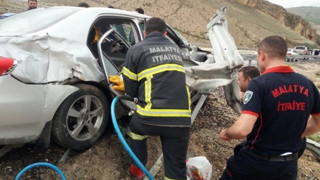 Aşırı hızla bariyerlere çarptı: 1 ölü, 2 yaralı