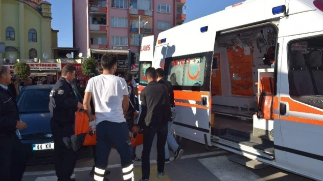 Kavgayı ayırmak isterken bıçaklandı