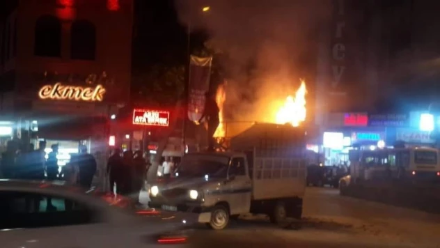 Atık kağıt toplayan araçta yangın çıktı