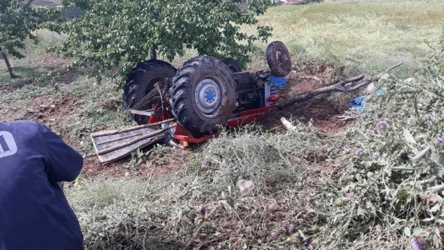 Traktör şarampole devrildi: 1 ölü