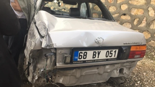 Otomobil istinat duvarına çarptı: 1 yaralı