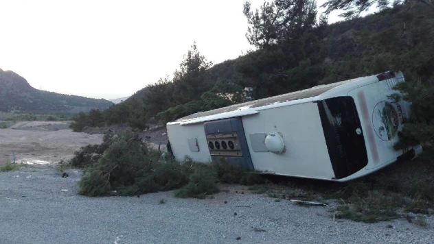 Traktör ile çarpışan yolcu otobüsü şarampole devrildi: 27 yaralı