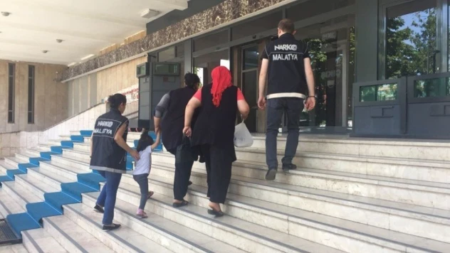 Anne kız uyuşturucu ticaretinden tutuklandı
