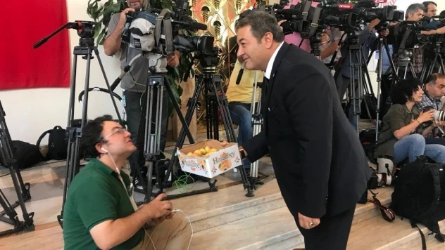 Fendoğlu'dan, TBMM'de kayısı ikramı