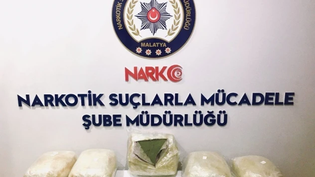 Polis, yolcu otobüsünde 58 kg esrar ele geçirdi